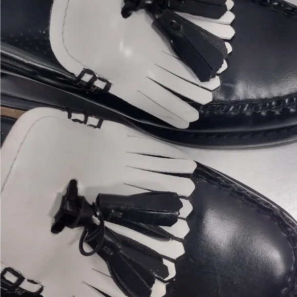 Bass Black and White Leather Loafers size 7 preOwned Exellent condition
